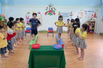 Đi trên ghế thể dục lớp mẫu giáo 5-6 tuổi tại Trường mầm non Hành Đức..